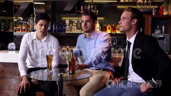 男性朋友一起喝啤酒视频