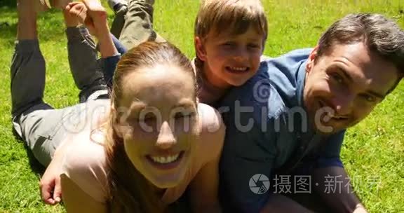 小男孩和父母在公园里微笑