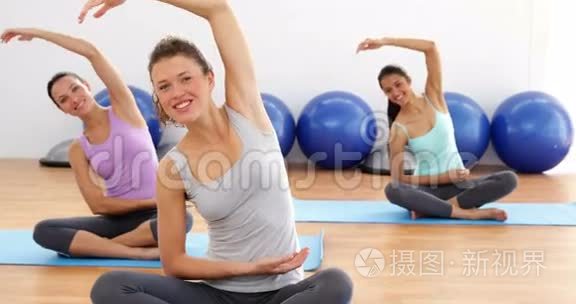 健身妇女一起做瑜伽视频