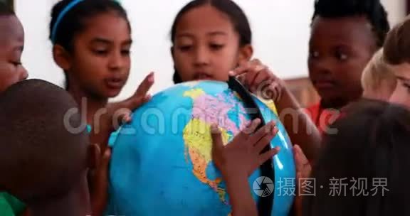 在教室里看地球的学生视频
