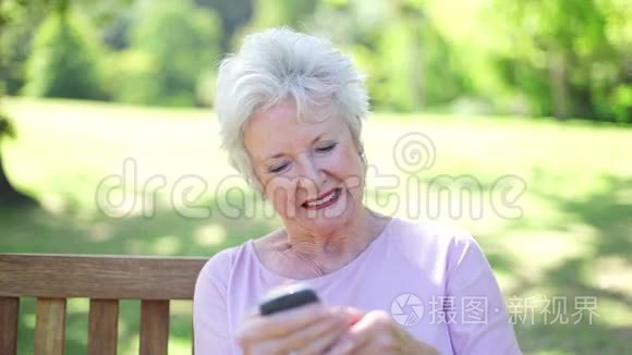 退休妇女使用手机视频
