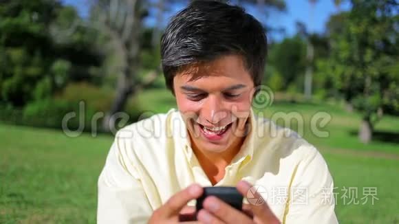 微笑的人在手机上发短信