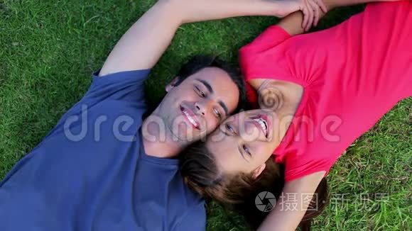 快乐的一对夫妇躺在草地上休息