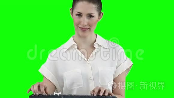 女人在键盘上打字时看着摄像机