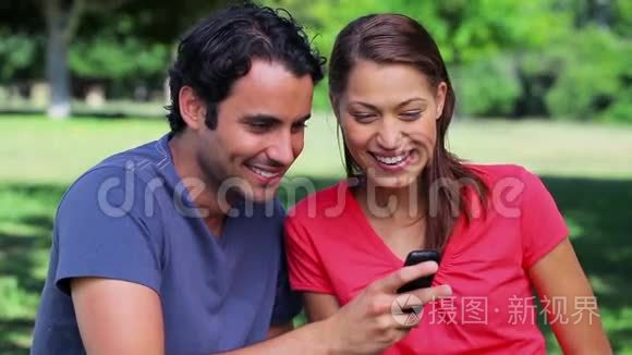 一对幸福的夫妇在看手机