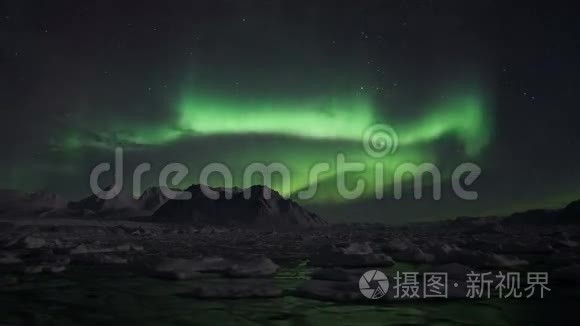 北极冰封的峡湾上空的北极光视频