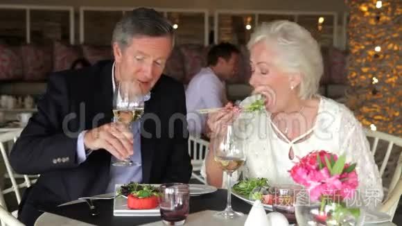 高级夫妇在餐厅享用美食视频
