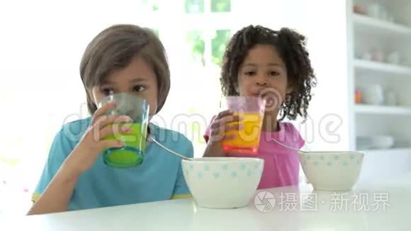 非裔美国人儿童在厨房吃早餐视频