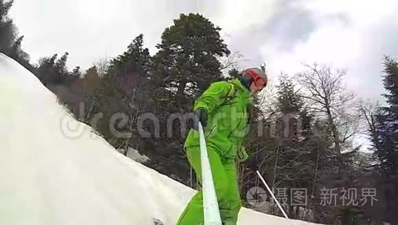 滑雪运动员冬季下山视频