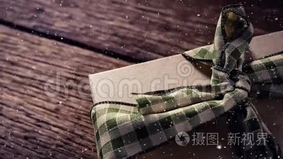 降雪与圣诞礼物木材