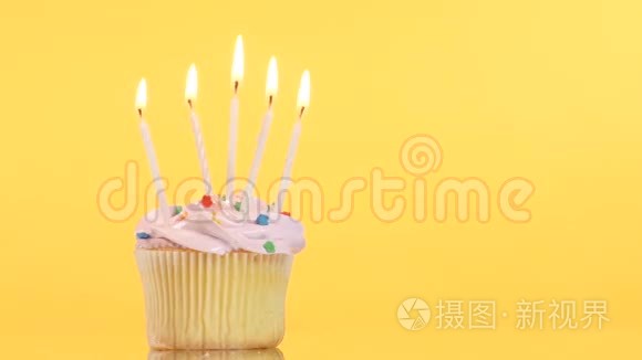 黄色的带蜡烛的生日蛋糕视频