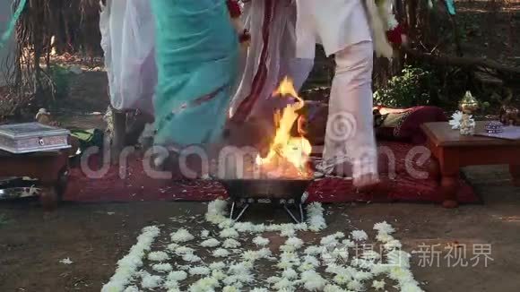 新娘和新郎参加印度婚礼视频