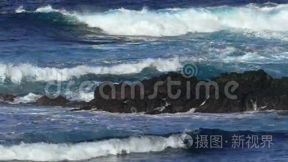 海浪大西洋闯入岩石视频