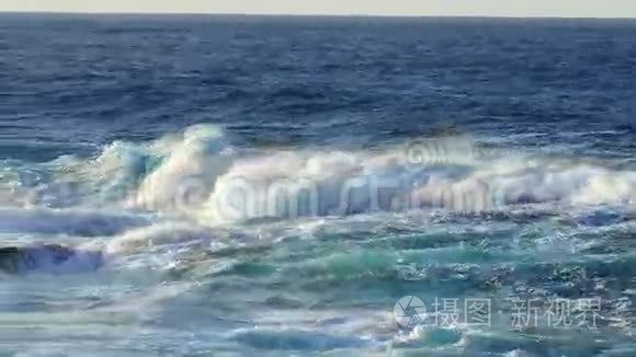 海浪大西洋闯入岩石视频