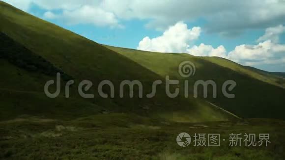 云和青山的时光流逝