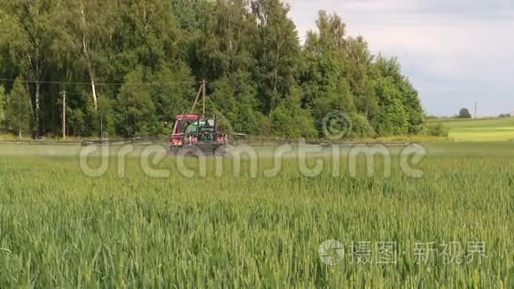 农场拖拉机喷雾农业夏季作物种植场