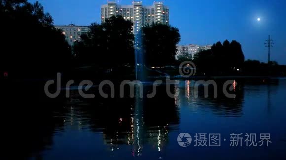 水中倒影的城市夜景视频