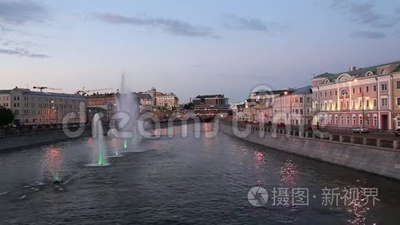 俄罗斯莫斯科下水道和喷泉夜景视频