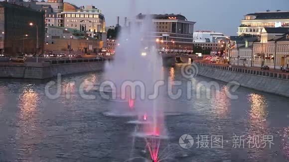 俄罗斯莫斯科下水道和喷泉夜景视频