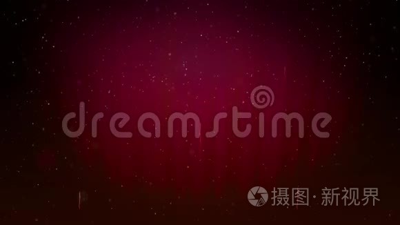 美丽的红色橙色烟花与激光表演冬季夜空在除夕。 丰富的烟火作为节日