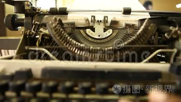 老式手动打字机在办公室视频