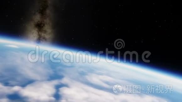 银河背景下的行星地球天桥视频