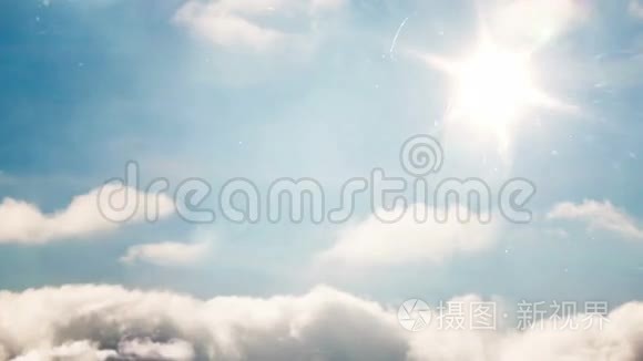 心气球漂浮在蓝天上视频