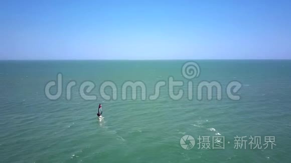 上观冲浪新手乘坐海浪视频