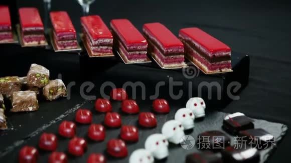 糖果桌上各种糖果的特写全景视频