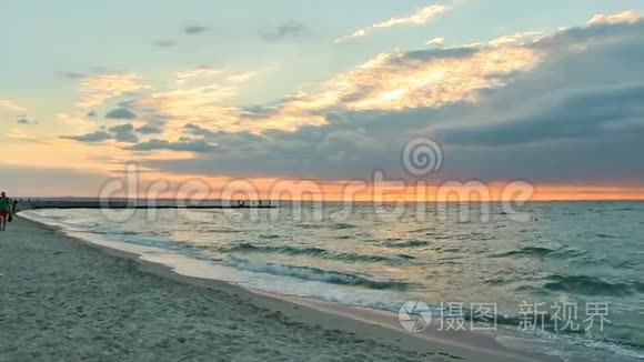 部分黑暗多云。 下雨了。 坏天气。 要下雨了。 从海岸到大海的全景