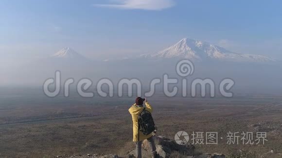 空中：徒步旅行者在电话里拍照