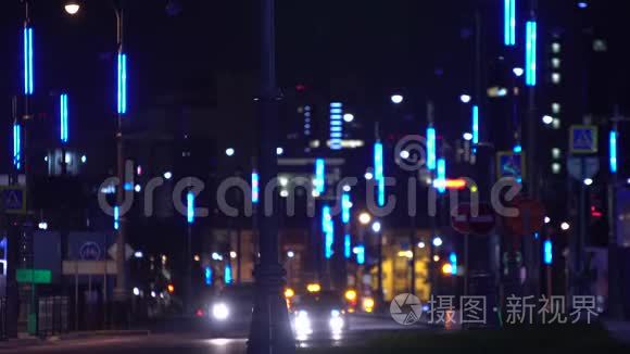 夜间城市的霓虹灯。 库存录像。 现代城市的夜间轨道配备了美丽的霓虹灯