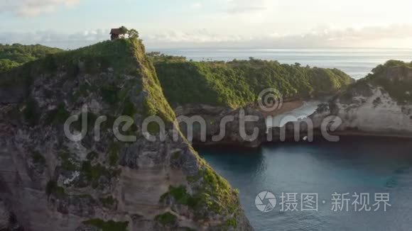 鸟瞰印尼巴厘岛阿图海滩努沙佩尼达岛绿色热带海岸.. 清澈湛蓝的海浪