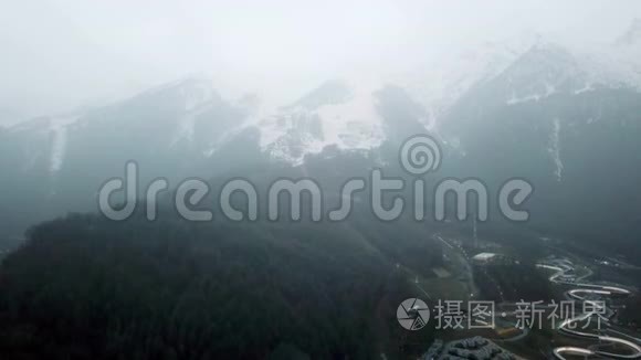 多云天气的山脚下度假.. 山顶风景，雾中有雪峰，小规模