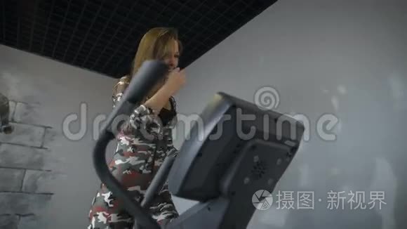 女子在健身房训练交叉教练视频