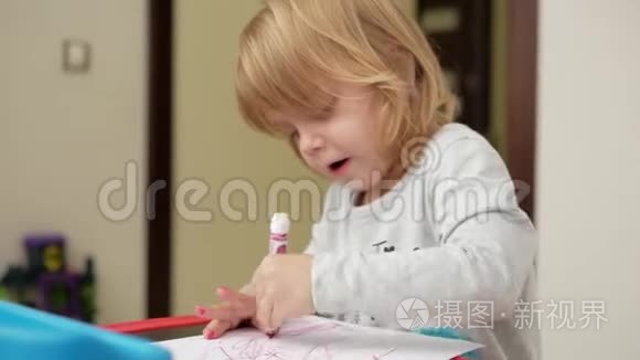 女孩在纸上画红色记号视频