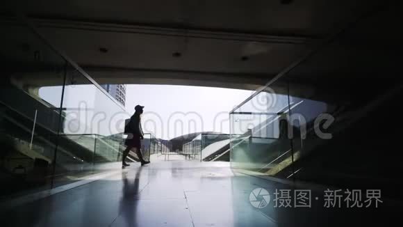 匿名女性在火车站里散步视频