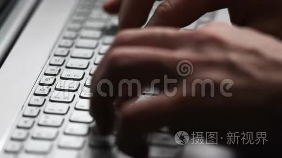男性手在笔记本电脑键盘上视频