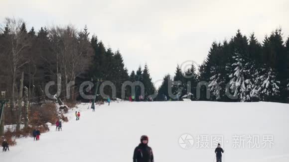 滑雪区低山森林滑雪者视频