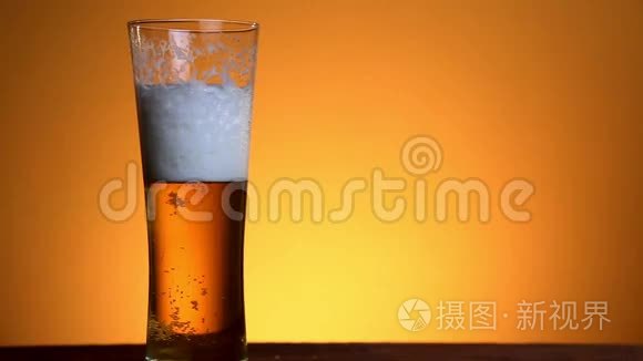 啤酒倒在黄色背景的玻璃上视频