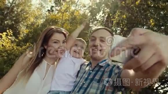 幸福的家庭在森林背景下拍照视频