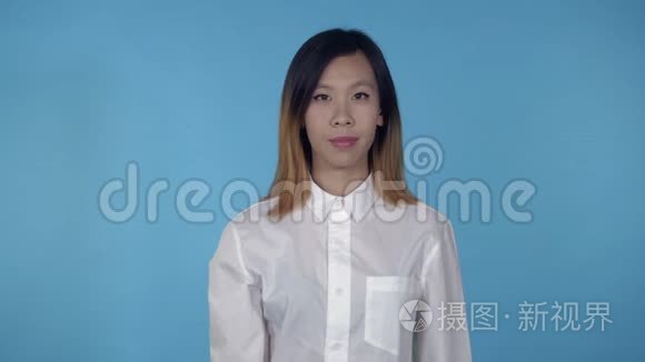 美丽的韩国女性表演标志敲视频