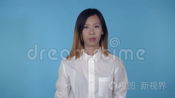 美丽的韩国女性展示标志噪音视频