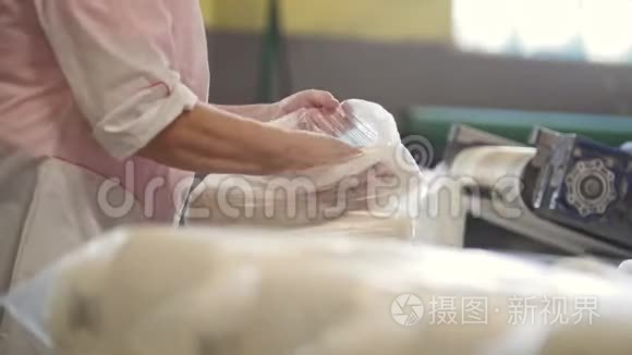 糖厂工人用水晶糖包装袋视频