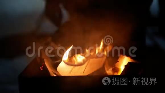 冬季晚上烧烤炉用火视频