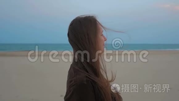 夏海海岸线上一个快乐少女的画像.. 近距离射击。 慢动作。