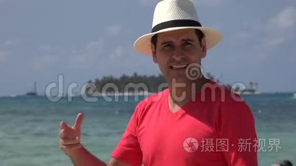 旅游男子度假跳舞视频