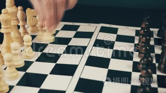 棋盘上的白棋和黑棋在玩游戏