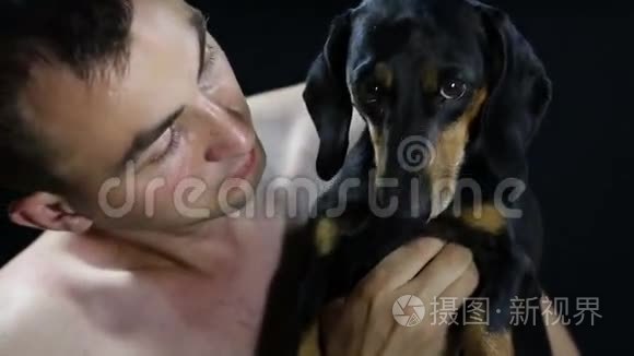 人和他的狗养达克顺德视频