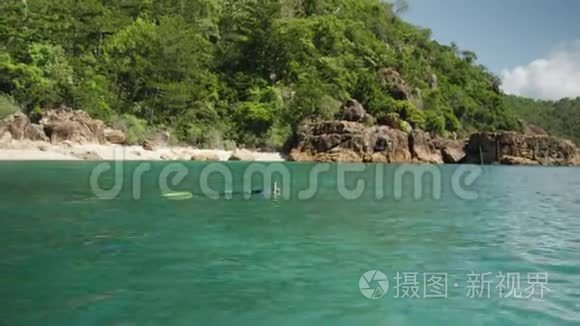 一个岛和一个人浮潜的镜头视频